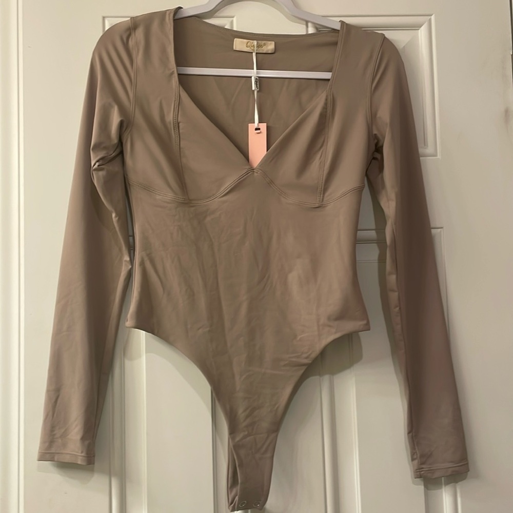 NWT Qinsen Vneck Long Sleeve Bodysuit Sz M